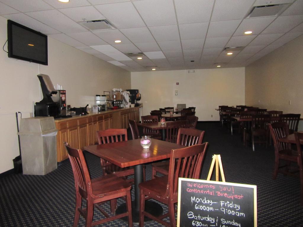 Atrium Hotel & Conference Center Hutchinson Extérieur photo