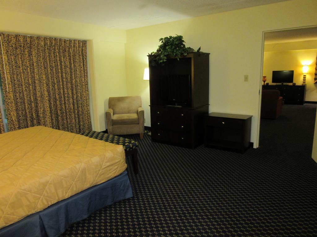 Atrium Hotel & Conference Center Hutchinson Extérieur photo