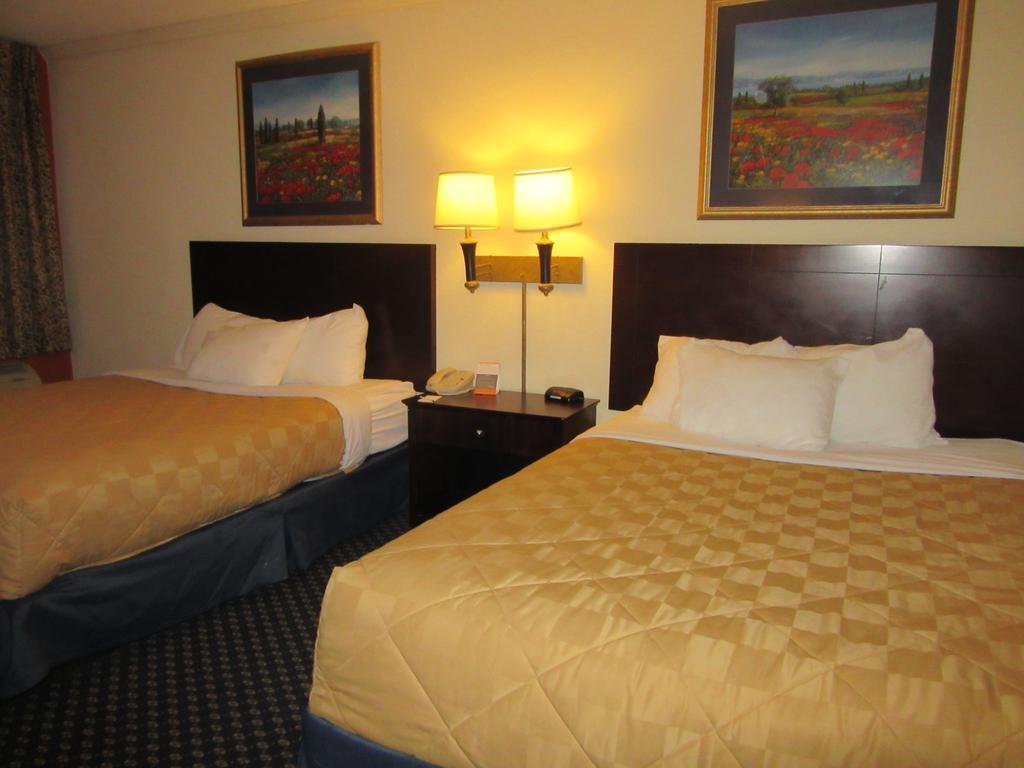 Atrium Hotel & Conference Center Hutchinson Extérieur photo