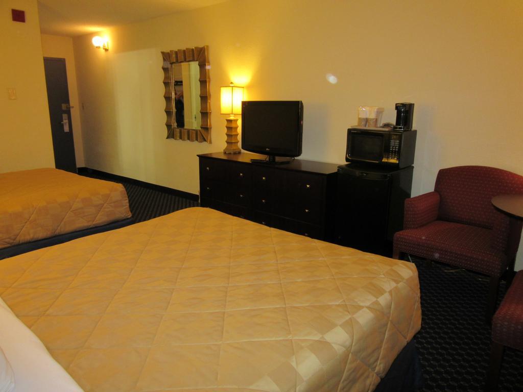 Atrium Hotel & Conference Center Hutchinson Extérieur photo