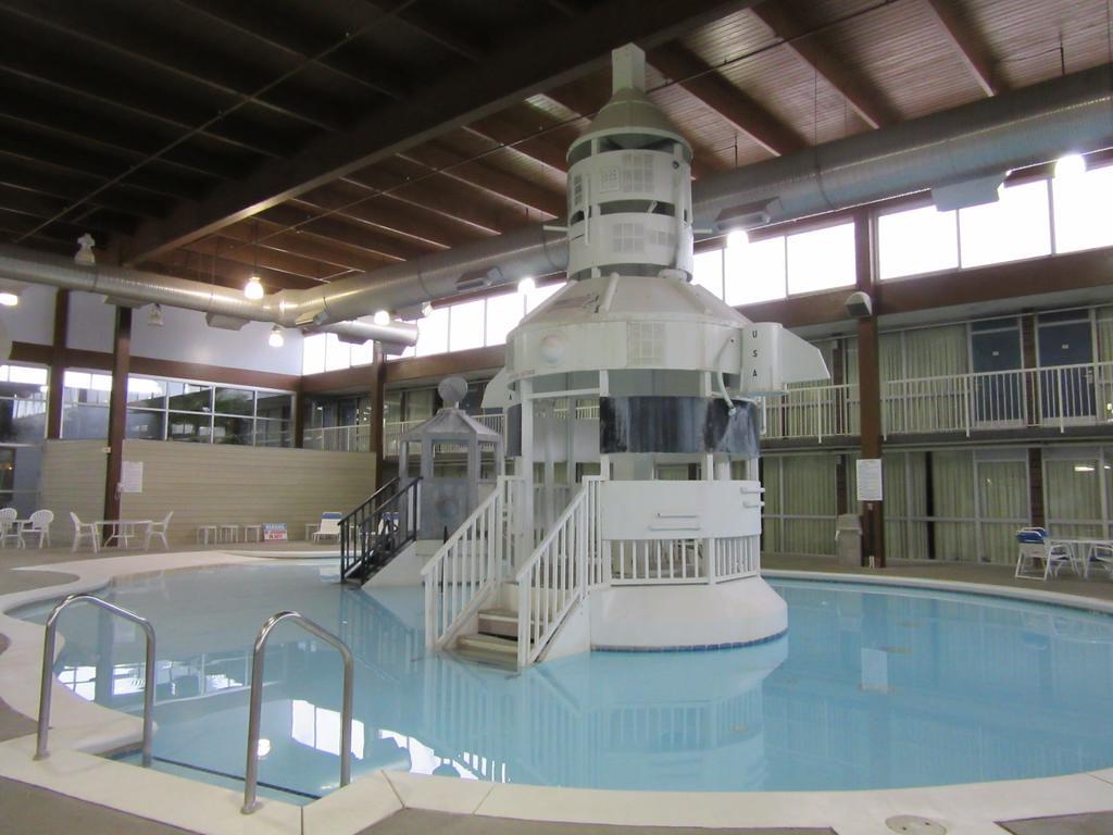 Atrium Hotel & Conference Center Hutchinson Extérieur photo