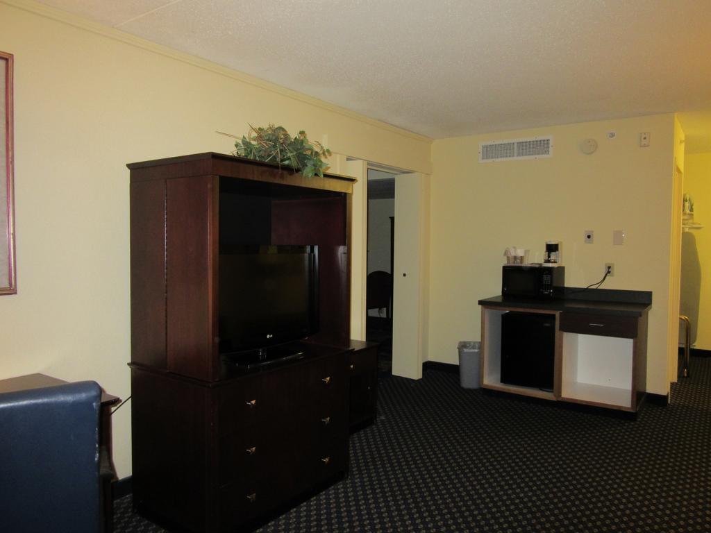 Atrium Hotel & Conference Center Hutchinson Extérieur photo