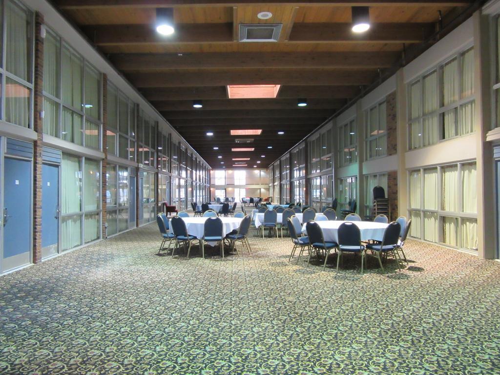 Atrium Hotel & Conference Center Hutchinson Extérieur photo