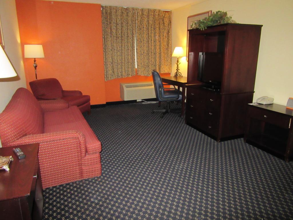Atrium Hotel & Conference Center Hutchinson Extérieur photo