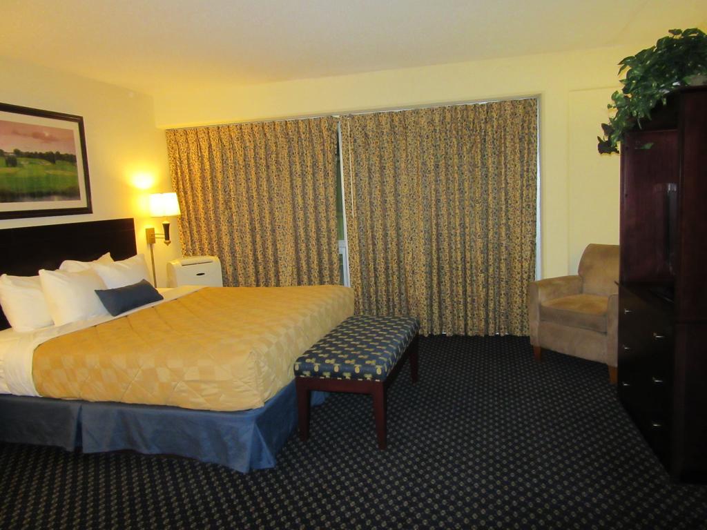 Atrium Hotel & Conference Center Hutchinson Extérieur photo