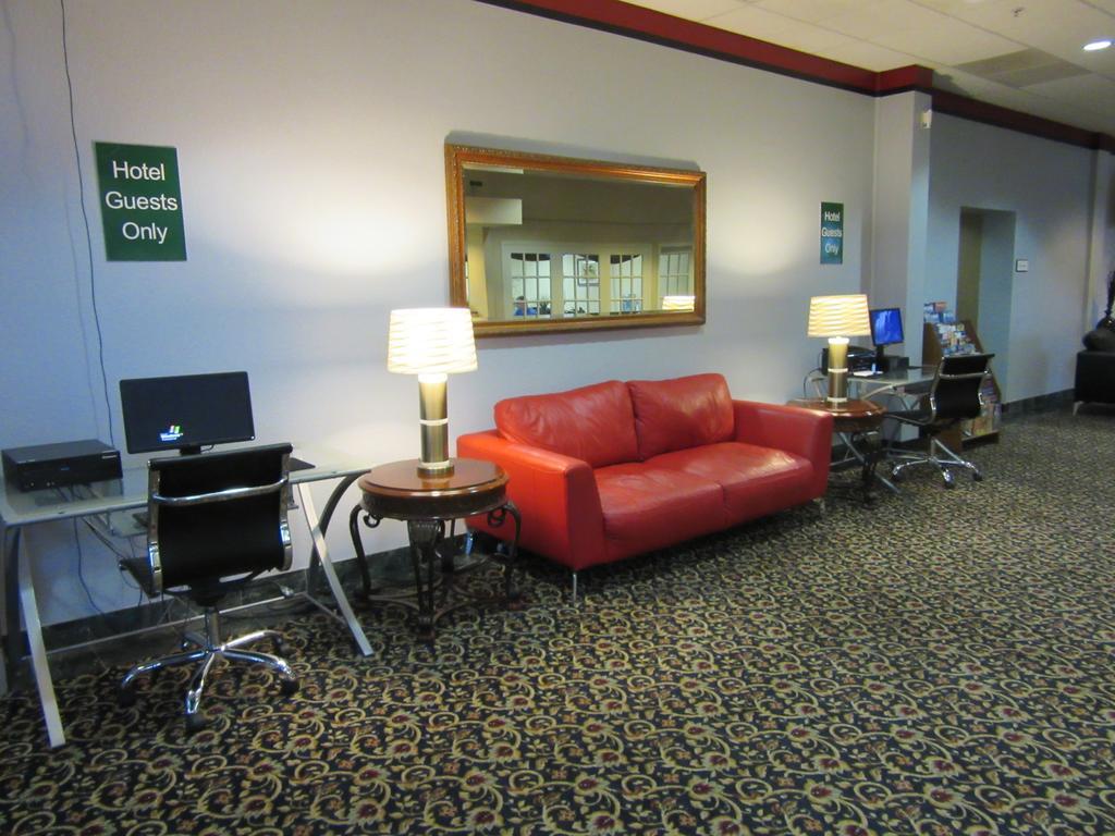 Atrium Hotel & Conference Center Hutchinson Extérieur photo