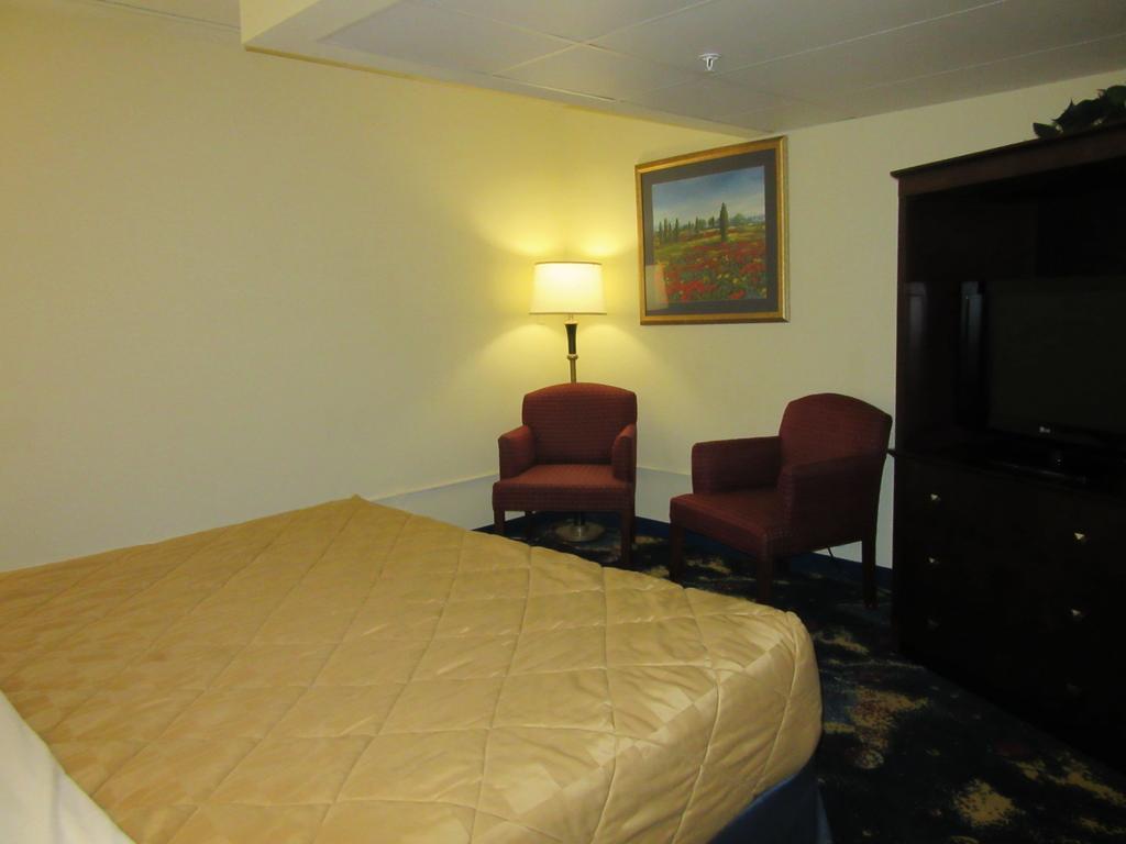 Atrium Hotel & Conference Center Hutchinson Extérieur photo