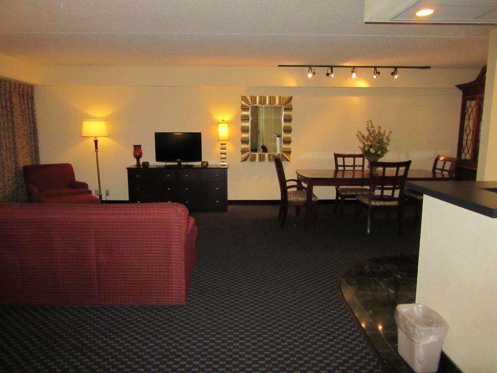 Atrium Hotel & Conference Center Hutchinson Extérieur photo