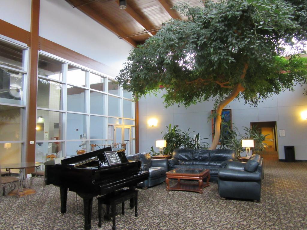 Atrium Hotel & Conference Center Hutchinson Extérieur photo