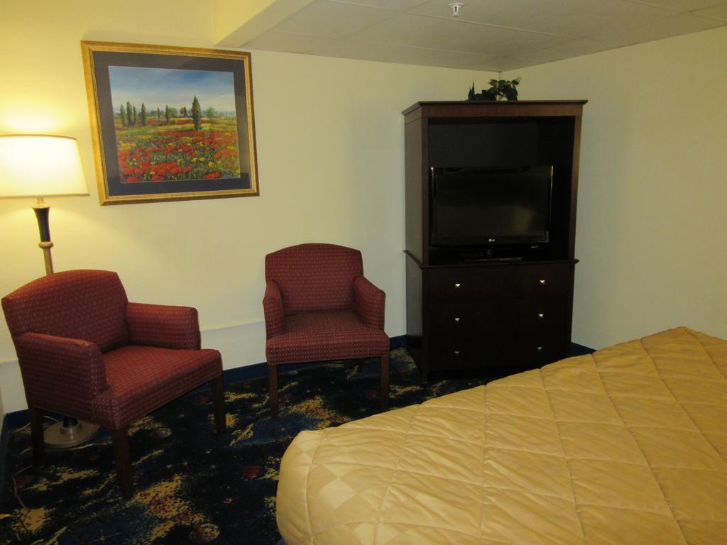 Atrium Hotel & Conference Center Hutchinson Extérieur photo