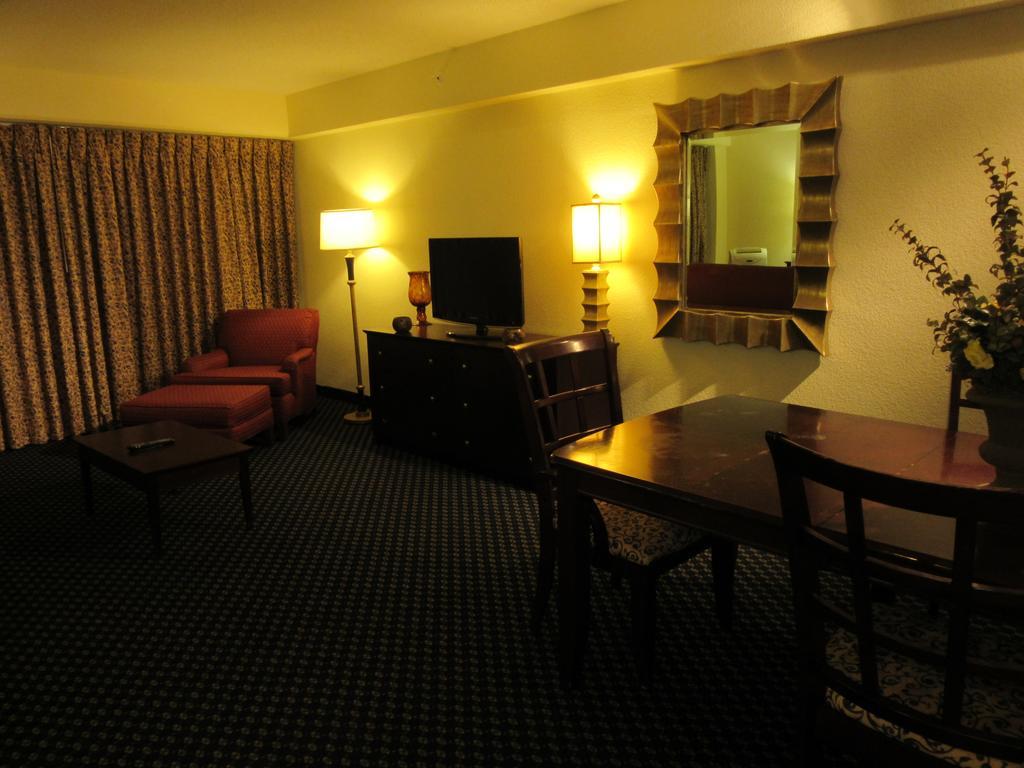 Atrium Hotel & Conference Center Hutchinson Extérieur photo