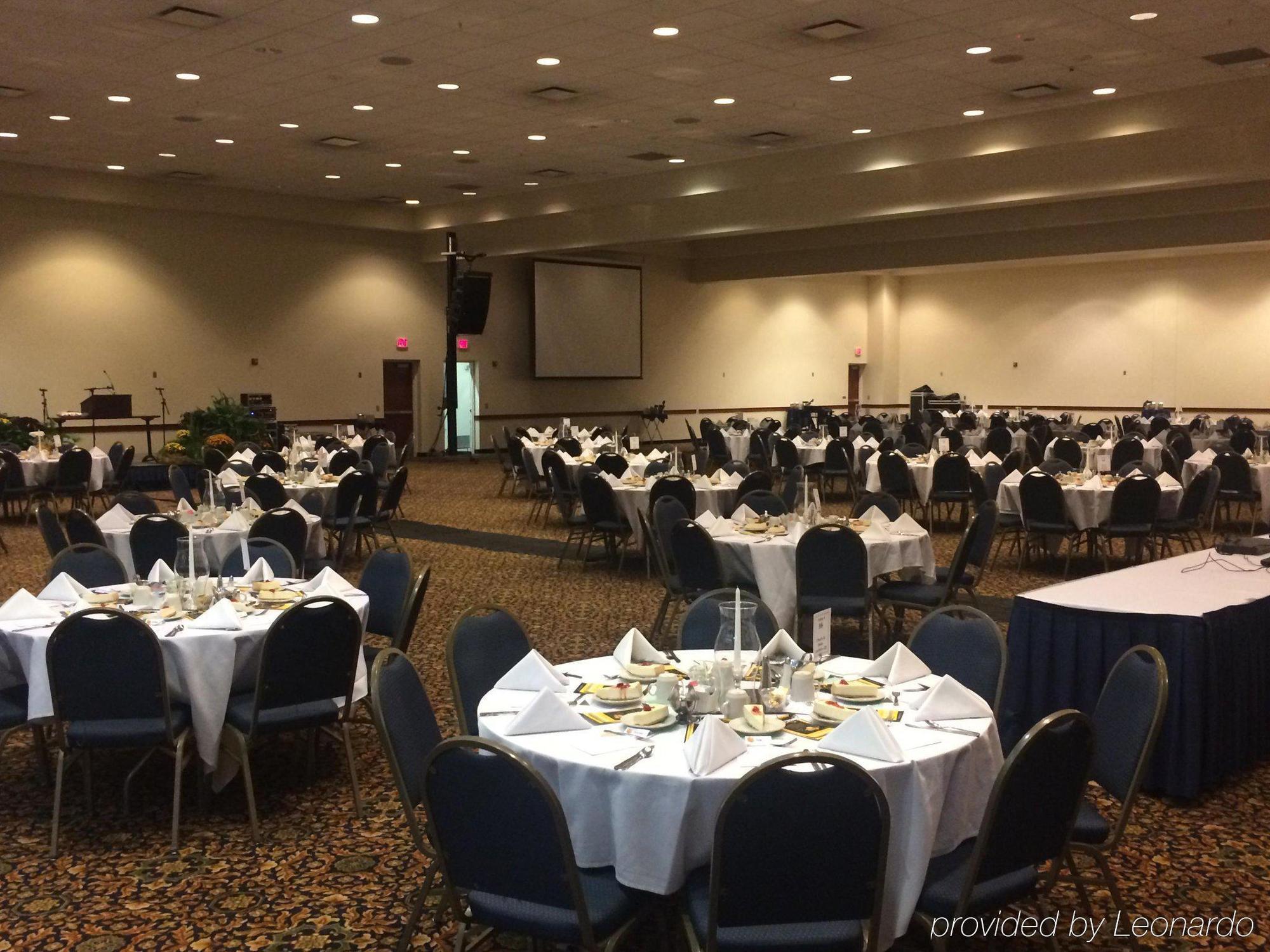Atrium Hotel & Conference Center Hutchinson Extérieur photo