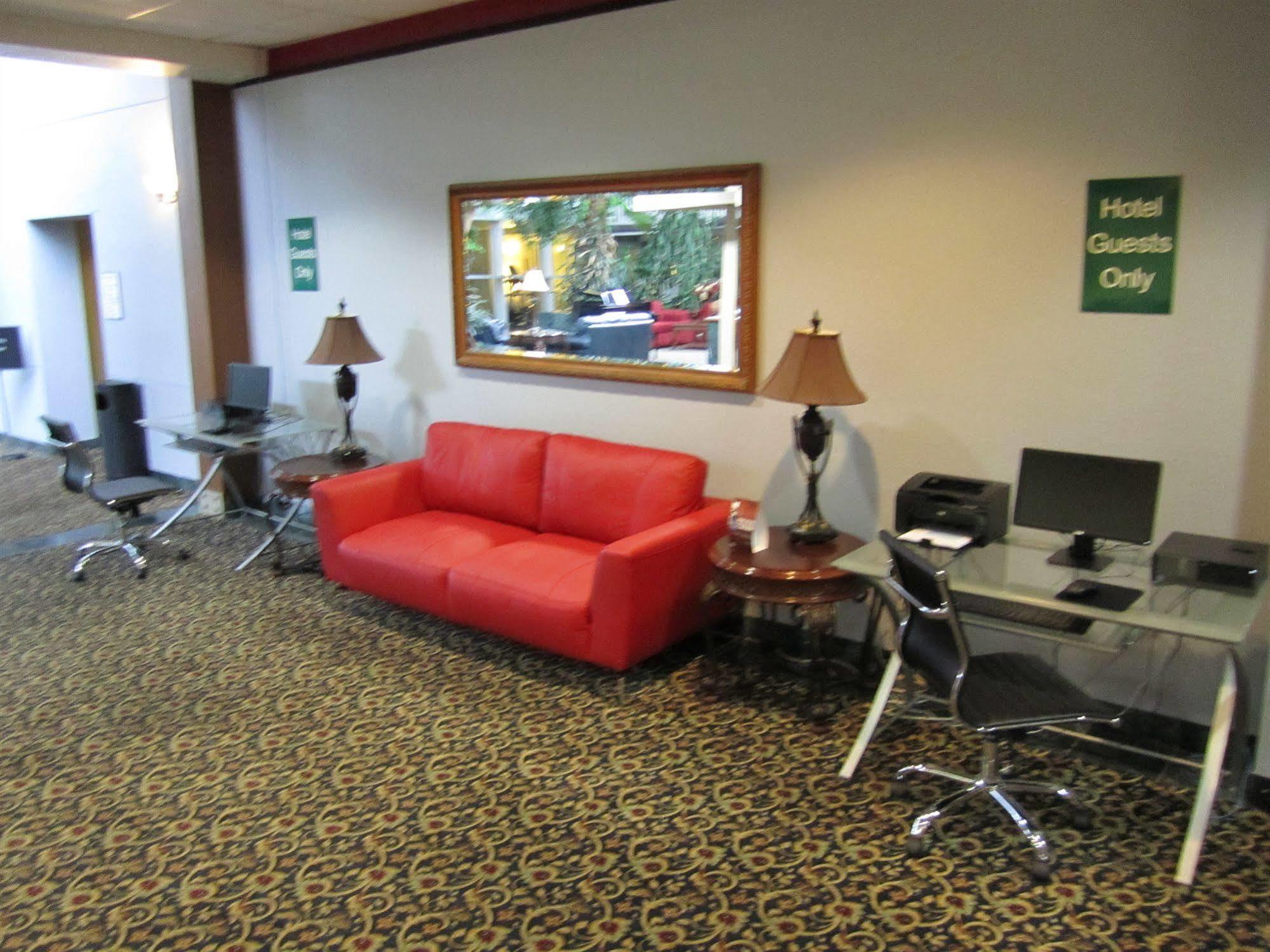 Atrium Hotel & Conference Center Hutchinson Extérieur photo